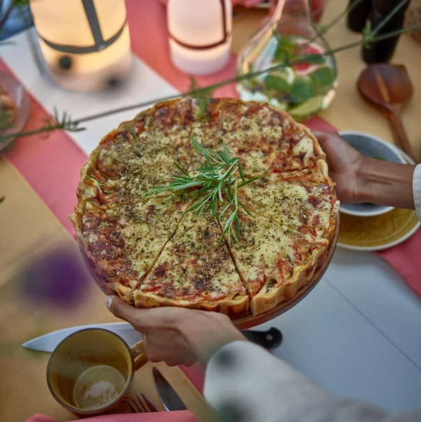 quiche na stole w ogrodzie